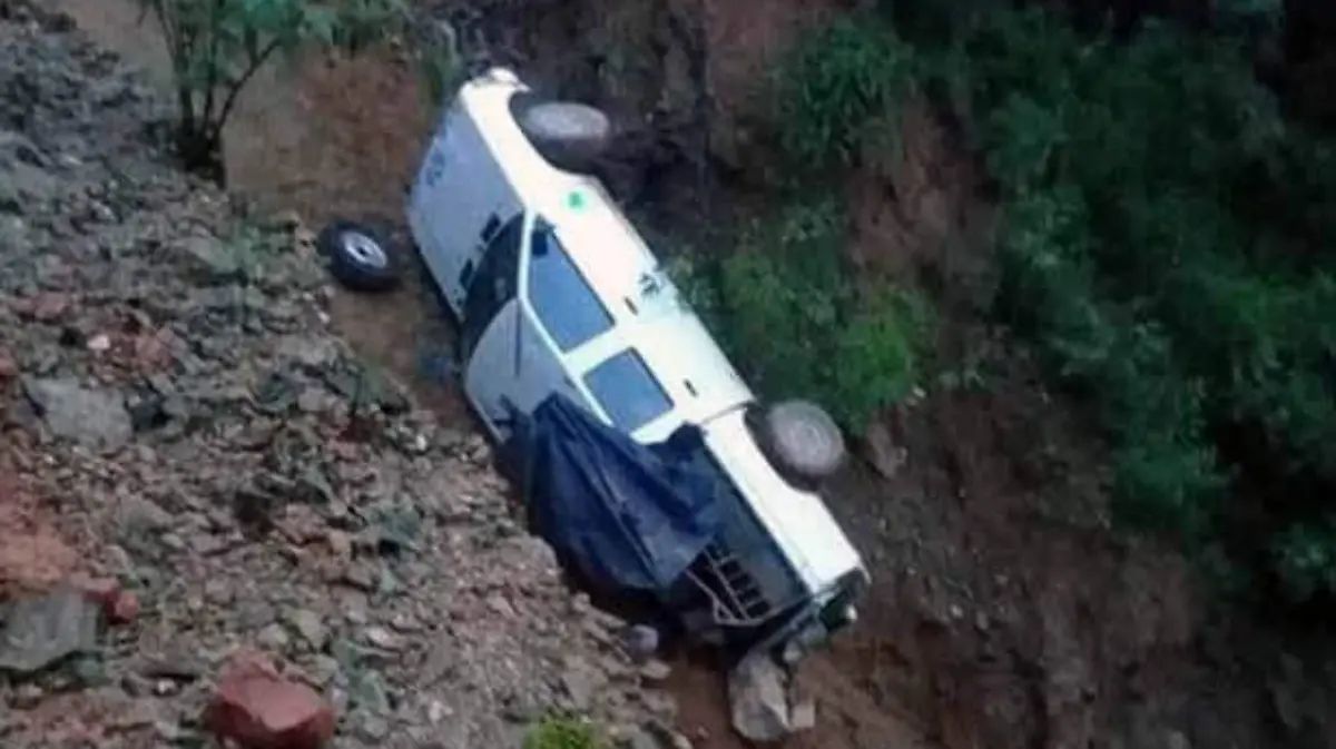 Costa chica -  cae barranca en la carretera tlapa metlatonoc